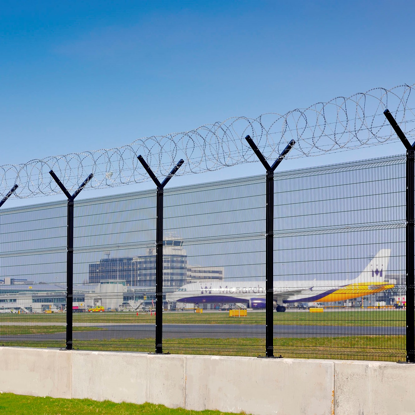 Y-shaped fence